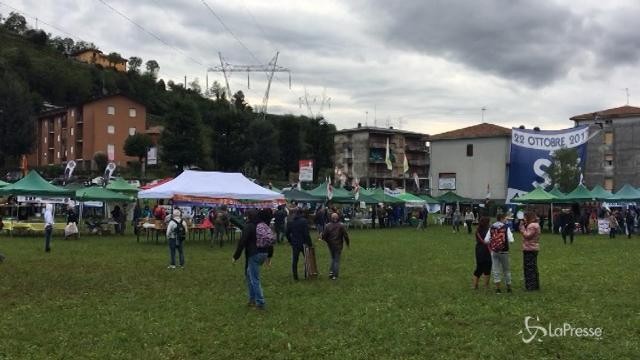 Pontida, i militanti su Bossi: “Gli vogliamo bene ma bisogna andare avanti”