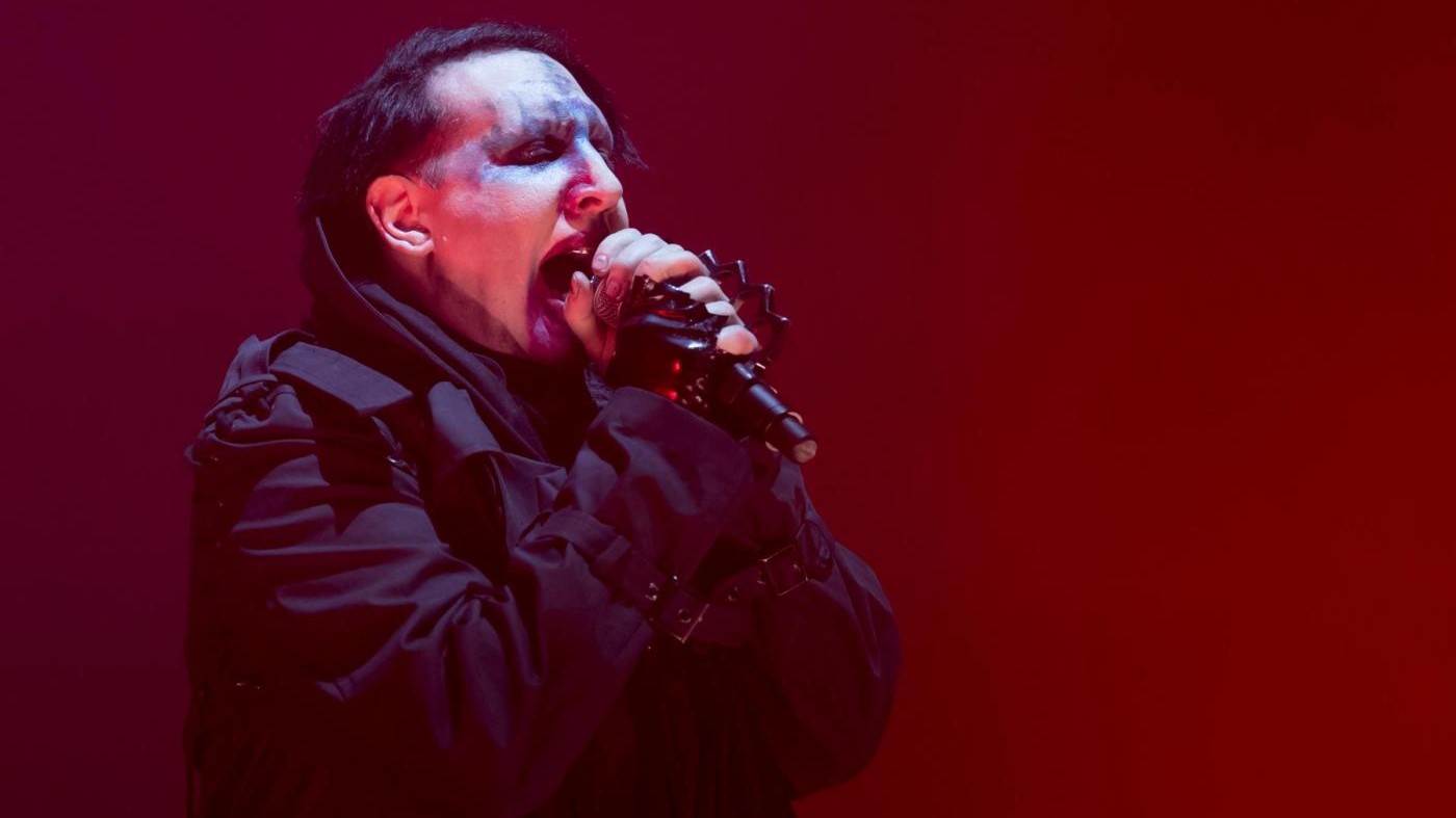 Crolla il palco durate il concerto: Marilyn Manson ricoverato d’urgenza / VIDEO