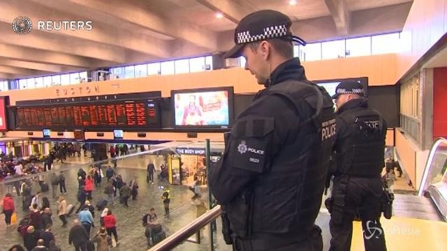 Londra: polizia armata nelle stazioni