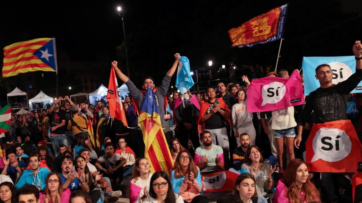 Referendum Catalogna, 800 feriti negli scontri. Sì al 90% e No 7,8%. Rajoy: “Sceneggiata”