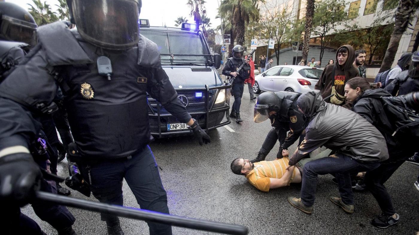 Governo catalano accusa: “Pestaggi contro bimbi e anziani”