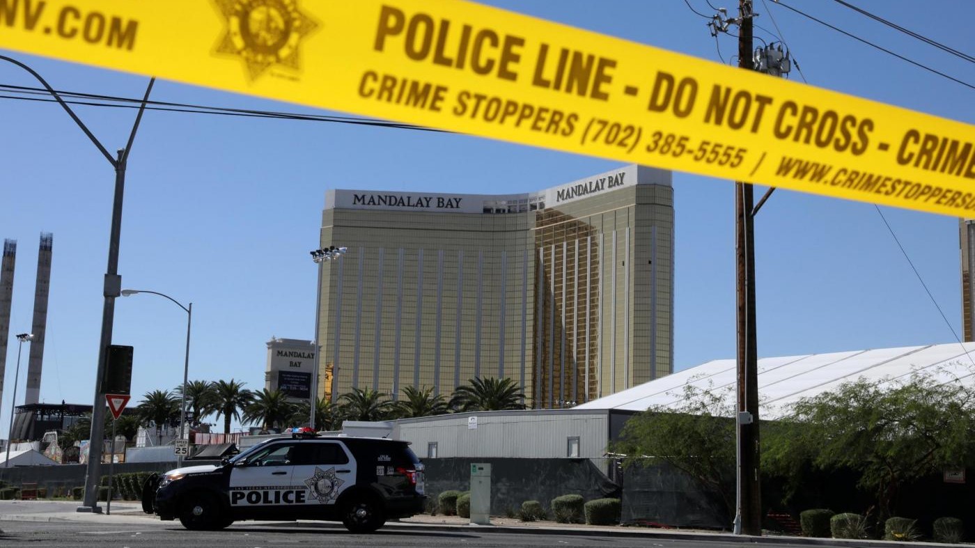 Tragedia a Las Vegas, spari su folla a un concerto: almeno 59 morti e oltre 500 feriti. Isis rivendica l’attacco, suicida l’assalitore / VIDEO