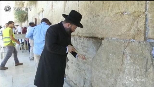 Gerusalemme, il rabbino pulisce il Muro del Pianto