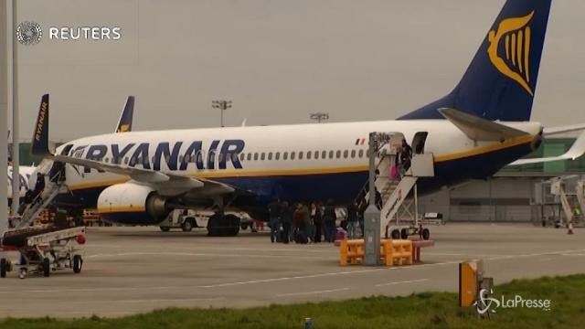 VIDEO Ryanair, voli cancellati per 400 mila passeggeri