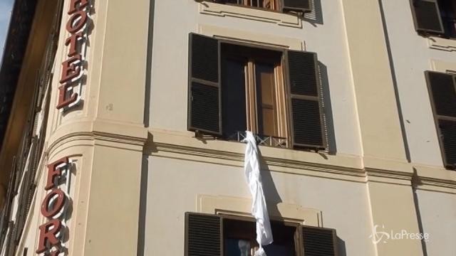 Grillo show, cala lenzuola dall’hotel come un ‘carcerato’