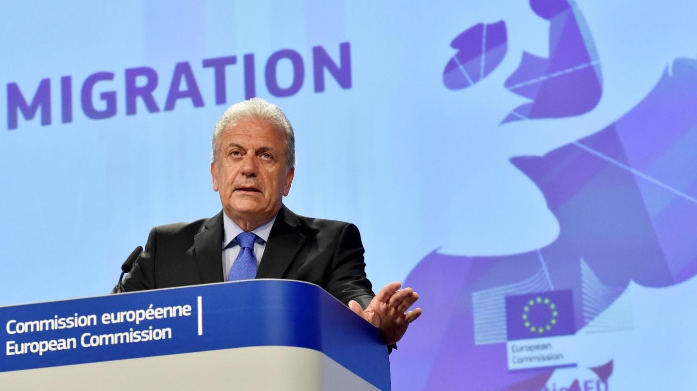 Lampedusa, quattro anni dopo strage migranti. Avramopoulos: “Obiettivo è salvare vite in mare”