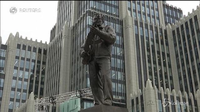 Mosca, inaugurata la statua dedicata a Kalashnikov