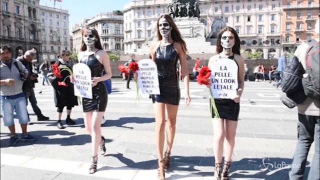 Modelle animaliste truccate da scheletro in piazza Duomo