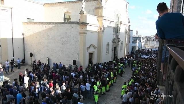 La mamma di Noemi ai funerali: “Per i suoi amici la nostra casa è sempre aperta”