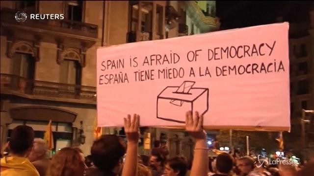 VIDEO Referendum Catalogna, scontri tra manifestanti e polizia a Barcellona