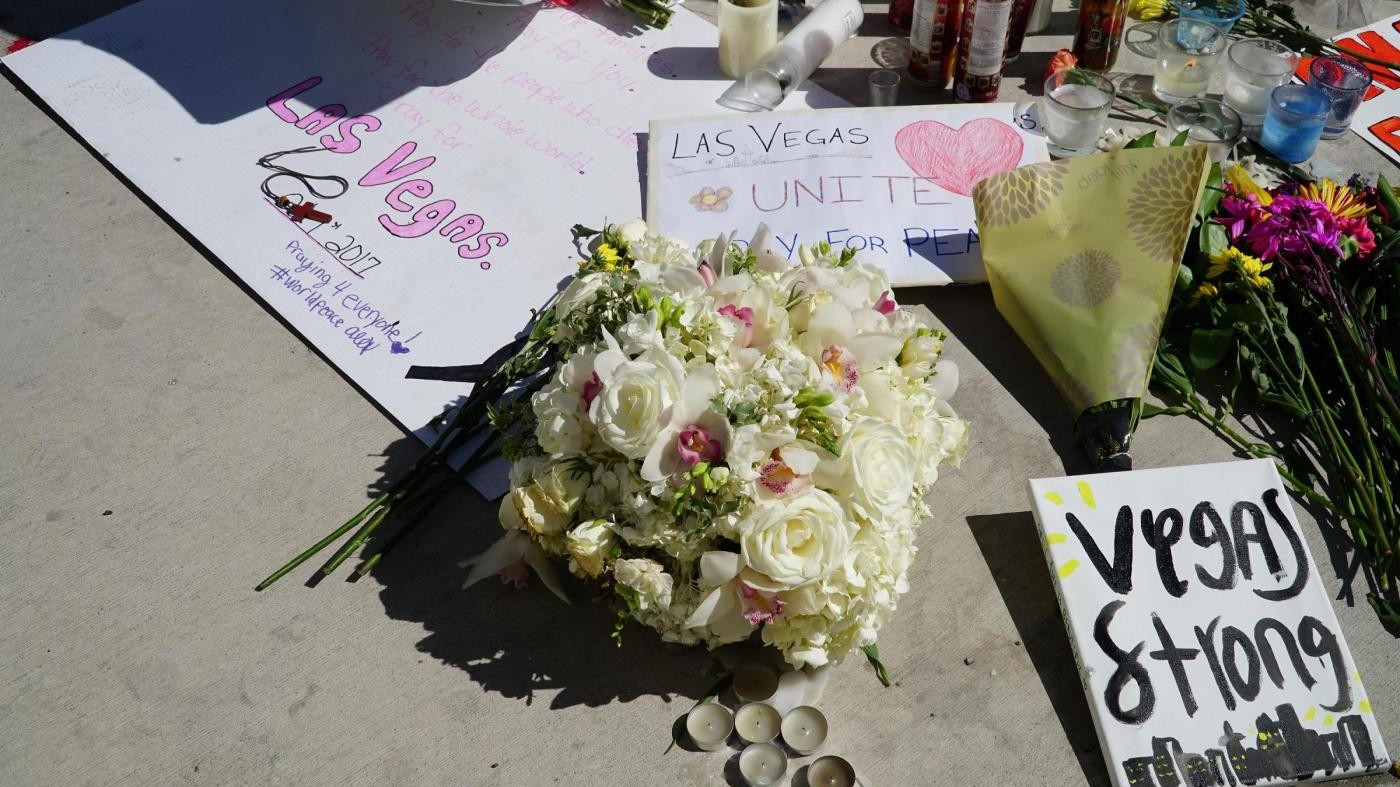 Las Vegas, killer preparava altra strage. La fidanzata: “Non immaginavo”, Trump dai feriti