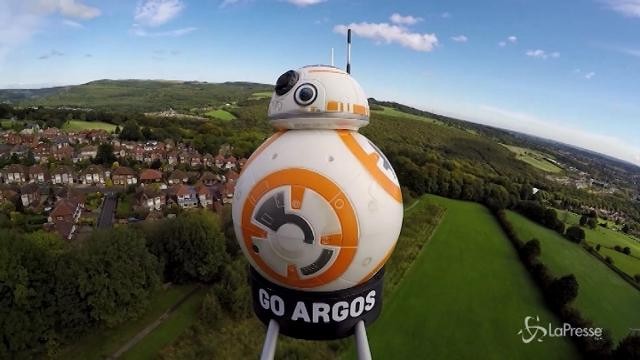 Il droide-giocattolo di Star Wars vola nello spazio