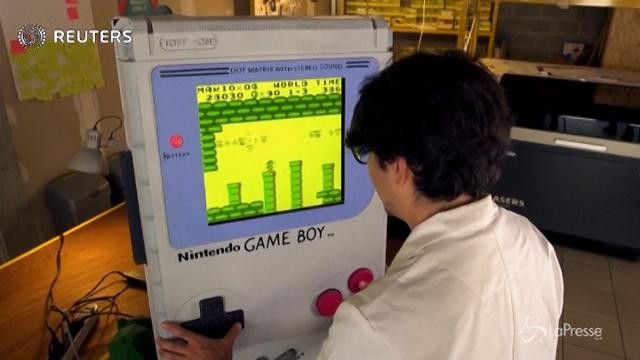 Un Gameboy alto 1 metro: è il più grande del mondo