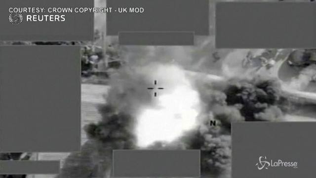 Siria, missile-drone ferma l’esecuzione pubblica dell’Isis