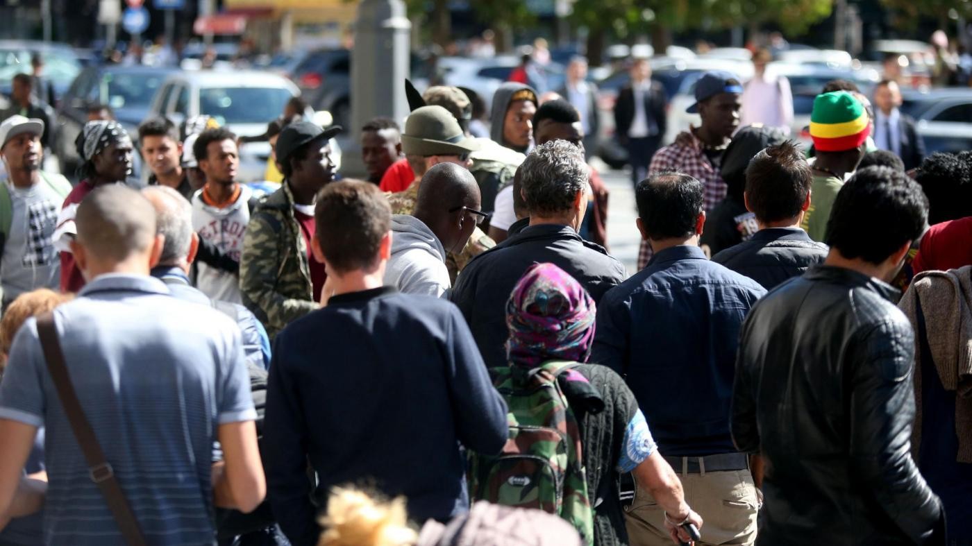 Genova, l’idea choc dell’assessore leghista: tassa di soggiorno sui migranti