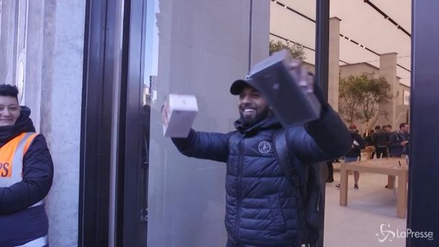 iPhone 8, festa nell’Apple Store a Londra per il primo cliente