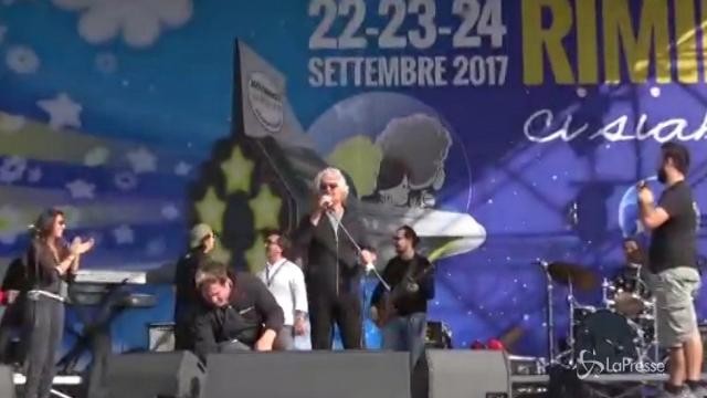 VIDEO M5S, Grillo canta dal palco di Rimini