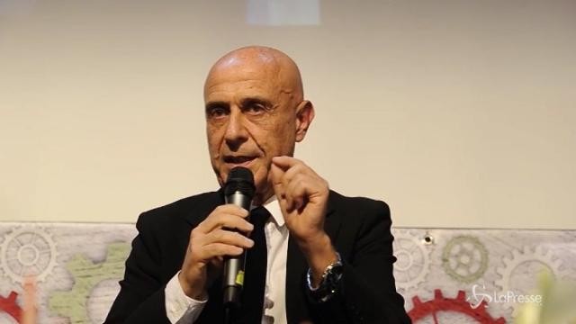 Minniti: “I flussi non possono essere fermati ma governati”
