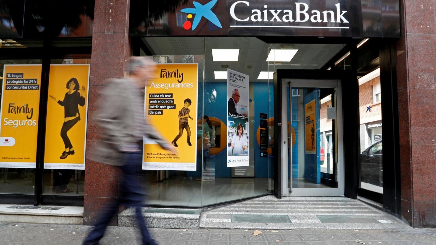 Catalogna, La Caixa sposta sede legale a Palma. A Madrid migliaia in piazza per l’unità