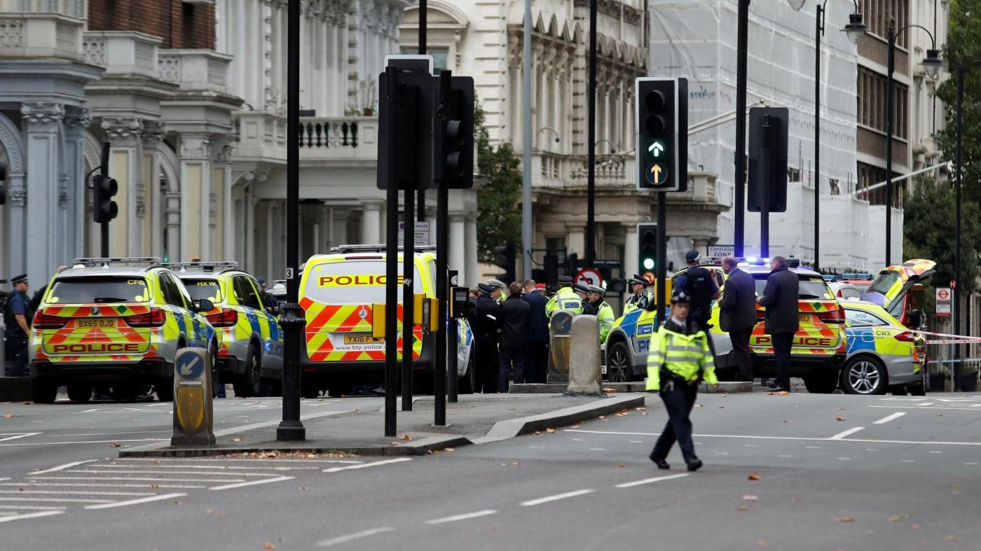 Londra, auto contro passanti fuori dal museo di Storia Naturale: 11 feriti. Non è terrorismo