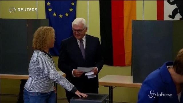 VIDEO Elezioni in Germania, il presidente Steinmeir vota a Berlino