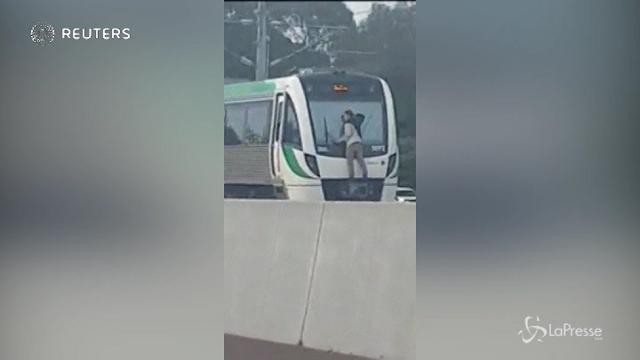 VIDEO Australia, un uomo aggrappato al parabrezza di un treno