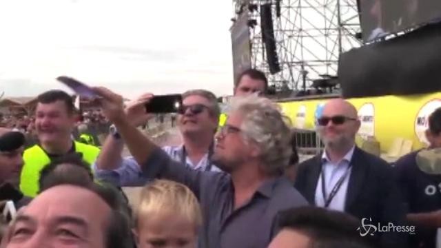 VIDEO Rimini, Grillo regala banconote ai giornalisti