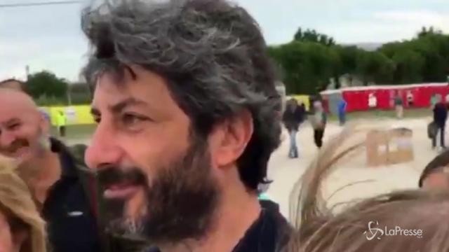 Rimini, Fico tra la gente assiste all’intervista a Di Maio
