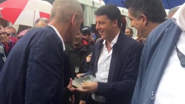 Imola, Renzi tra autografi e selfie alla Festa dell’Unità