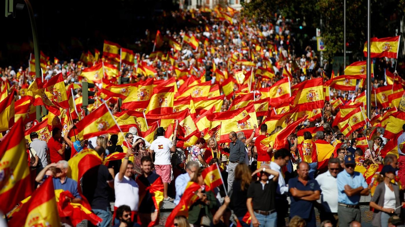 Caos Catalogna, quasi un milione in marcia a Barcellona per l’unità