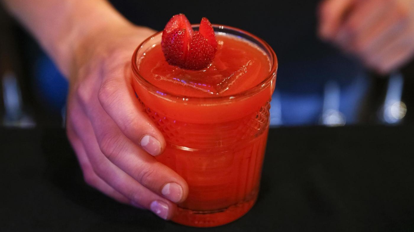 Un cocktail versato e scatta la lite: 17enne picchiato a colpi di casco