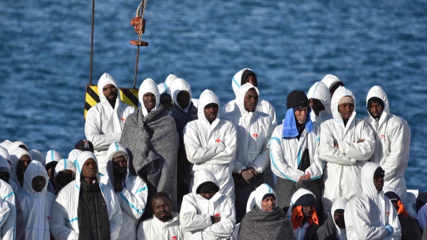 Tunisia, nave da guerra sperona barca di profughi: 8 morti