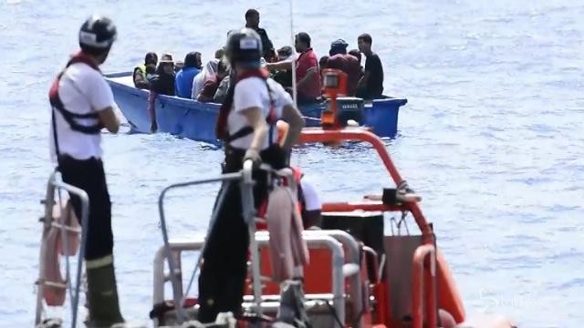 Il salvataggio di alcuni migranti sulla nave Acquarius