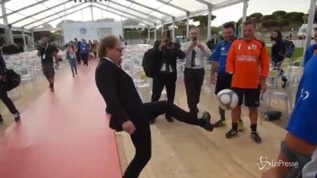 VIDEO Il ministro Lotti palleggia con atleti paralimpici