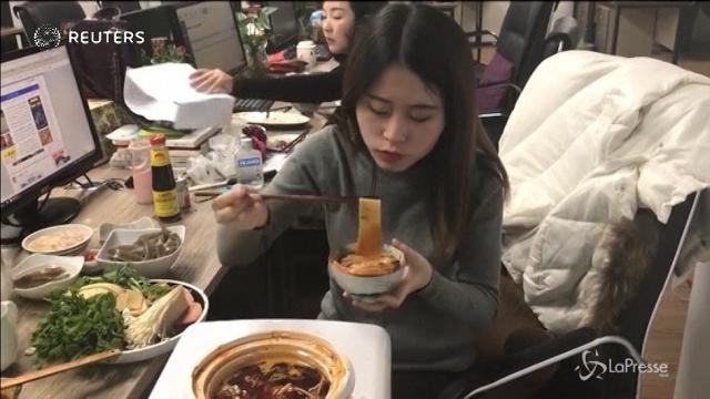 VIDEO Miss Yeah, la webstar cinese che cucina in ufficio