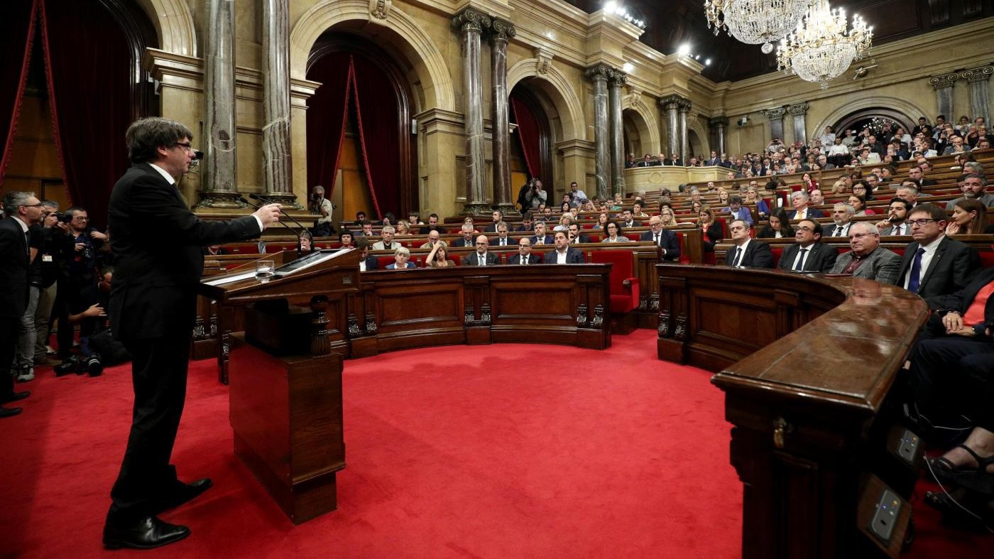 Catalogna, Puigdemont: “L’indipendenza è sospesa, ora dialogo”. Madrid: “Inammissibile”