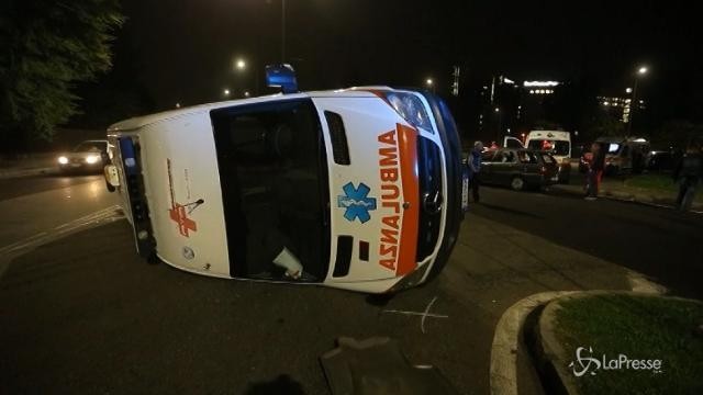 Milano: ambulanza si ribalta davanti all’Ospedale San Carlo