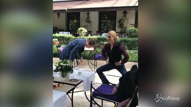 Michelle e Aurora, stretching al ristorante
