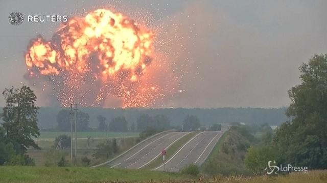 Ucraina, esplosione in un deposito di armi: 24mila evacuati