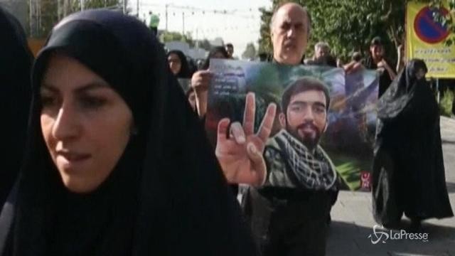 Iran, folla ai funerali del soldato ucciso dall’Isis