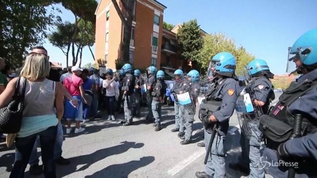 VIDEO Roma: scontri tra residenti e polizia in via Porzio