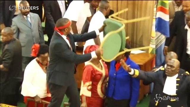 VIDEO Uganda, volano schiaffi in Parlamento