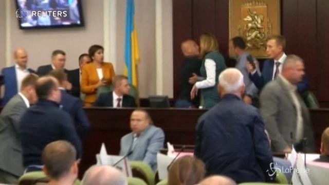 VIDEO Kiev, il consiglio regionale finisce a pugni in faccia