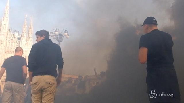 VIDEO Milan-Rijeka, tifosi croati in piazza Duomo: cori e fumogeni
