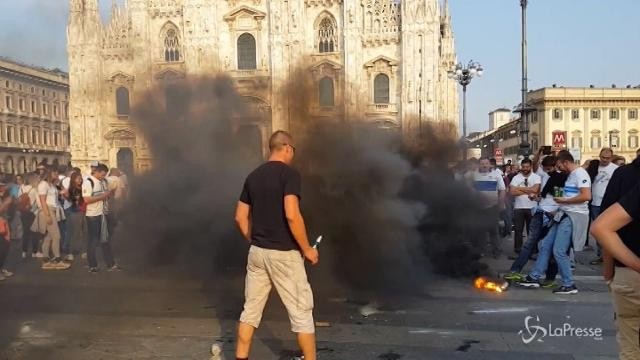 Milan-Rijeka, i tifosi croati lanciano fumogeni in piazza Duomo