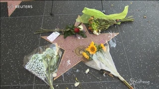 Los Angeles: fiori sulla stella della Walk of fame di Hugh Hefner