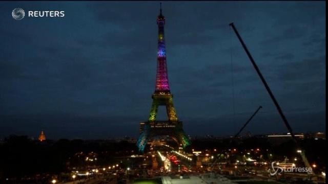 La Tour Eiffel festeggia i 300 milioni di visitatori