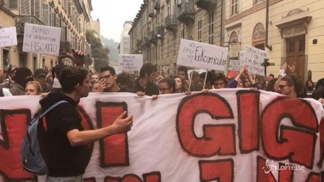 Torino: tensione al corteo contro il G7 dei ministri del Lavoro