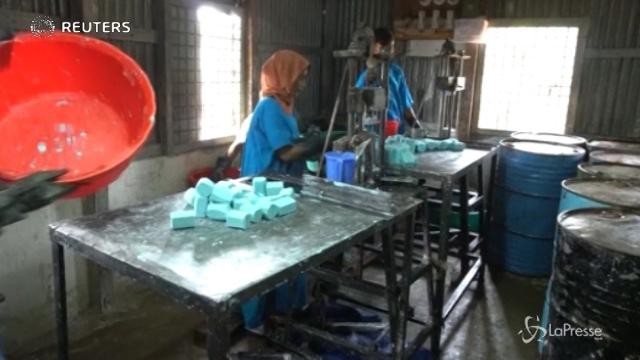 Bangladesh, i Rohingya lavorano alla produzione di sapone