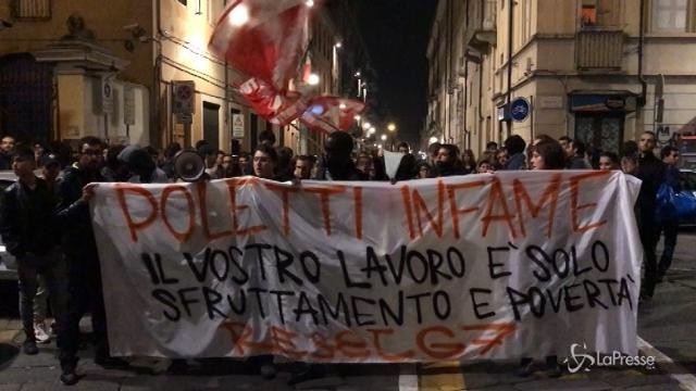 Torino: corteo anti G7 manifesta contro ministro Poletti